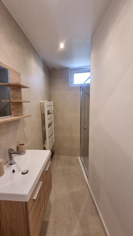 En Plein Coeur De Pelissanne - 55 M2 Renoves - Avec Parking Apartment Luaran gambar